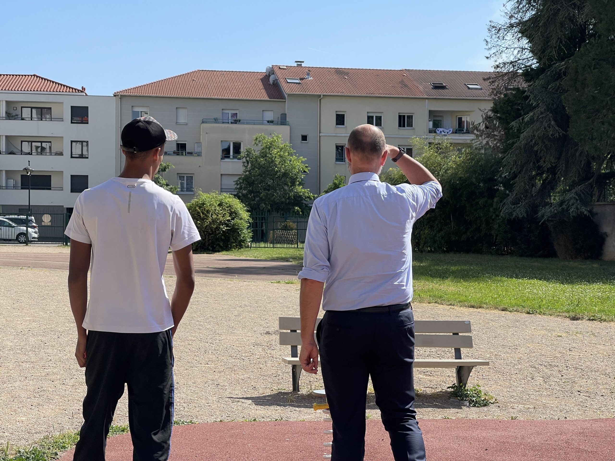 Le maire échange avec un jeune de la résidence Les Canuts sur les aménagements et le cadre de vie