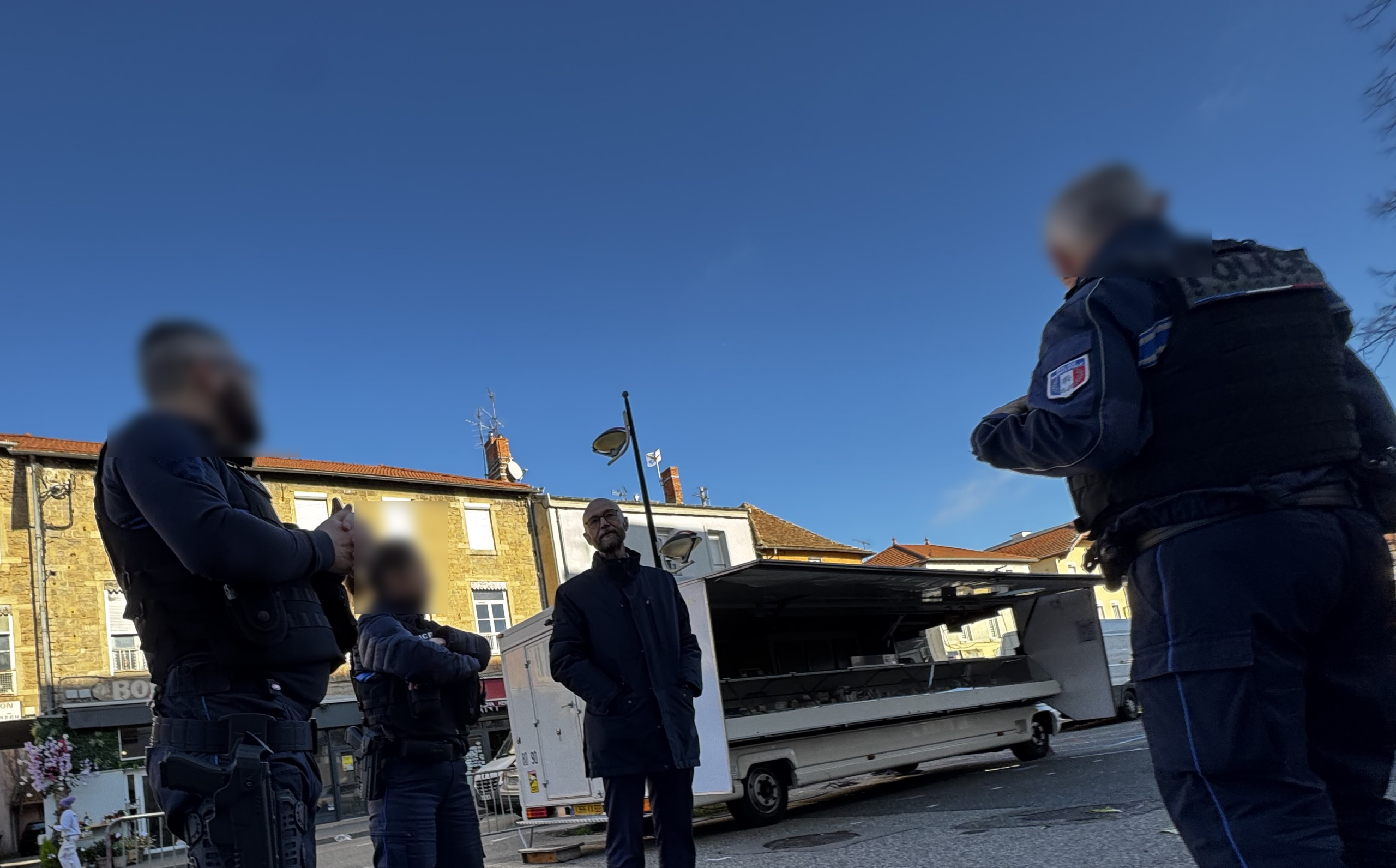 Le maire et la police municipale de Meyzieu en présence terrain au centre-ville