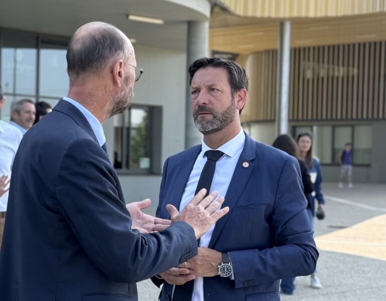 Christophe Quiniou échange avec Fabrice Pannekoucke, Président de la Région Auvergne-Rhône-Alpes, à Meyzieu.