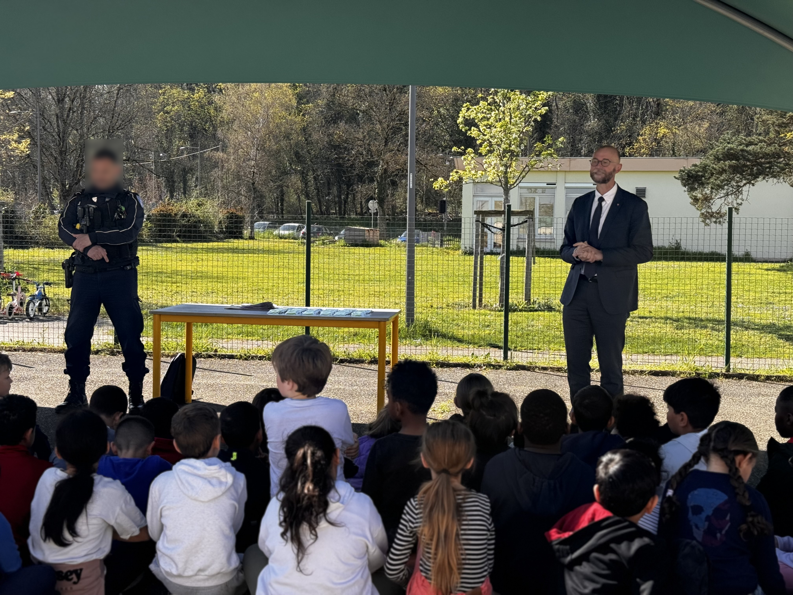 Le maire remet les permis piétons à l'école René Cassin à Meyzieu
