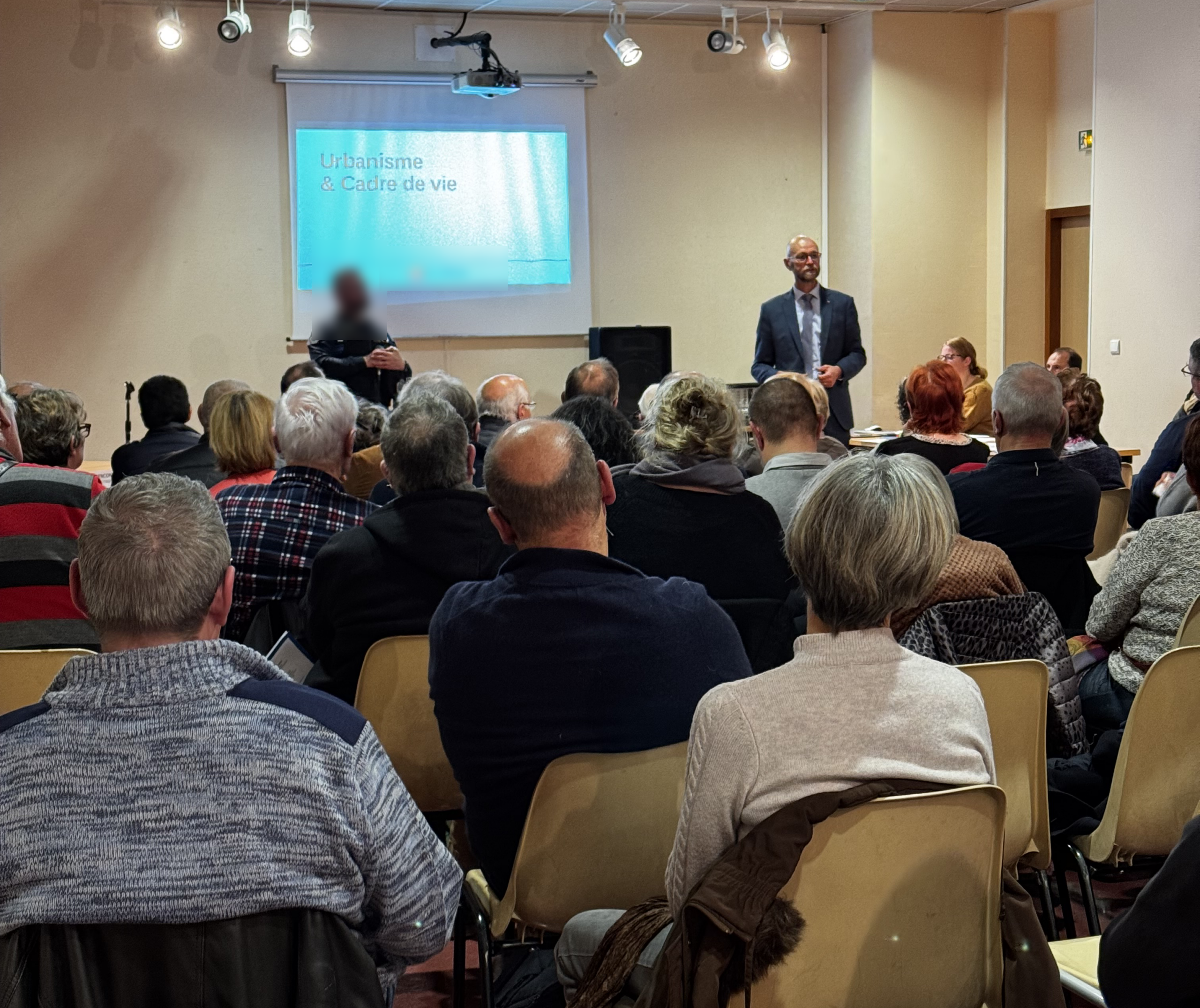 Le maire avec un agent assermenté à l'urbanisme pour expliquer son rôle et les enjeux de cadre de vie